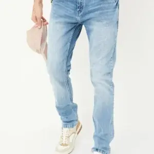 Coastal Ledger – Premium Light Wash Slim Jeans